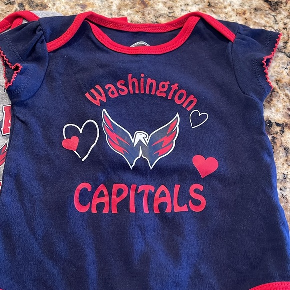 NWOT Set/2 Washington Capitals onesies 6/9 mths - Picture 2 of 5